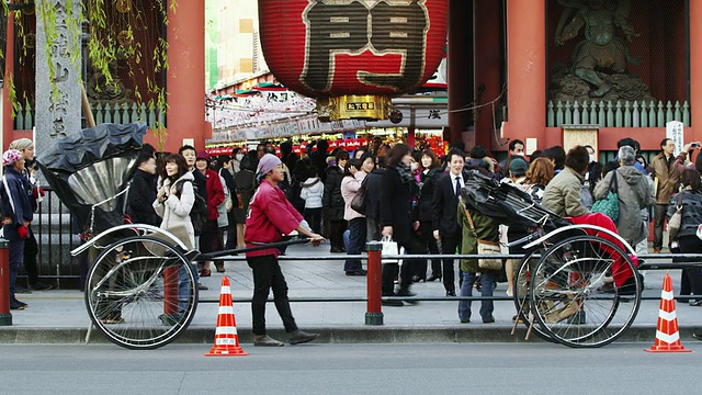 在浅草/东京浅草寺Kaminari门街道上的WS人，日本东京视频素材