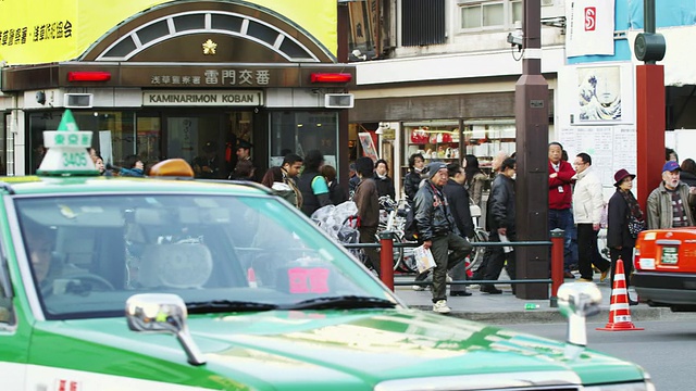 在浅草/东京浅草寺Kaminari门街道上的人们，日本东京视频素材