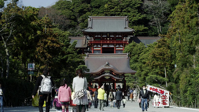 日本神奈川县鹤冈八幡神社前的行人视频素材