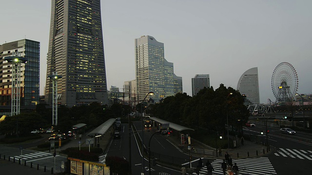 日落时分，日本神奈川县横滨市，水户未来21号的标志性塔楼视频素材