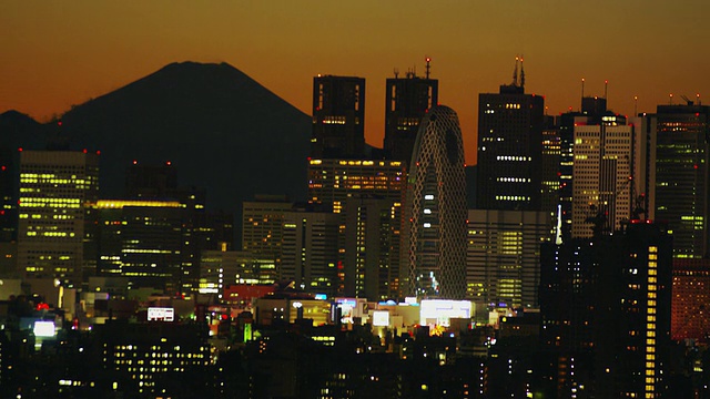 在日本东京，以富士山为背景的新宿天际线视频素材