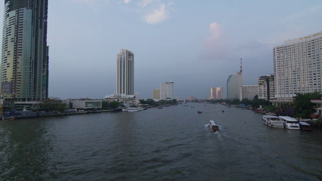 黄昏时分，湄南河上的湄南河特快船，泰国曼谷视频素材