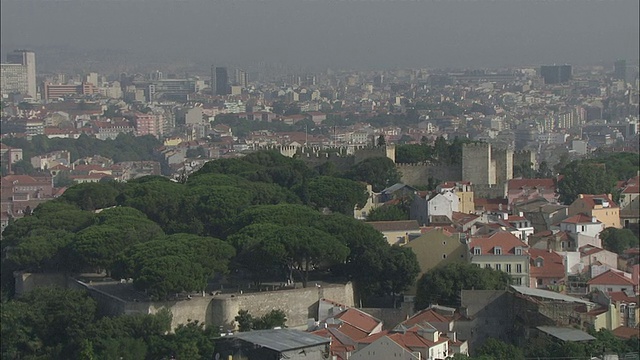 WS POV圣乔治城堡与城市景观的背景/葡萄牙里斯本视频素材