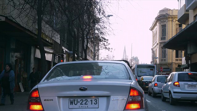 WS POV T/L在城市/老圣地亚哥，圣地亚哥，智利视频素材