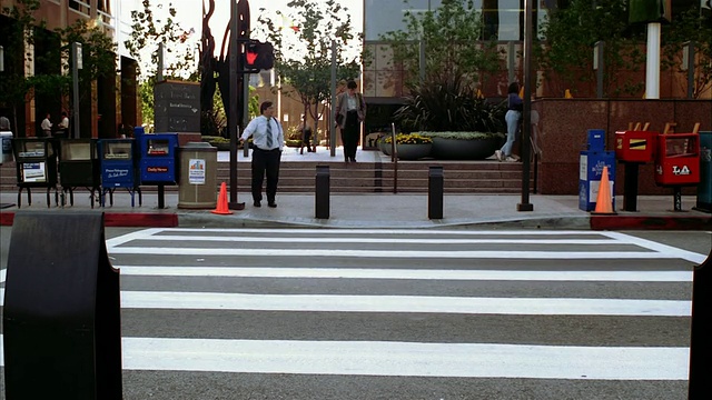 电汇，MS, People crossing street, Los Angeles, California, USA视频素材