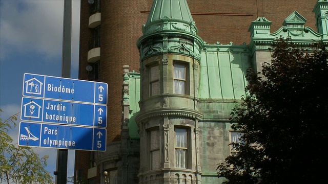 Sherbrooke Avenue Building With Signs的建筑细节视频素材