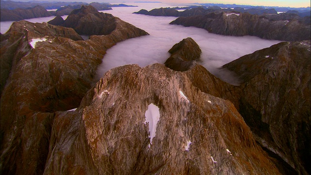 低空，云层在岩石山谷，峡湾国家公园，新西兰视频素材