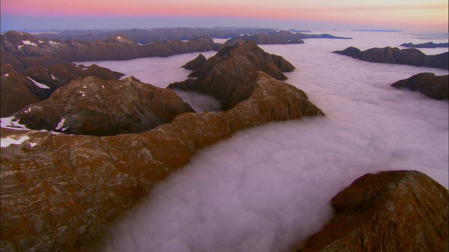 低空，云层在岩石山谷，峡湾国家公园，新西兰视频素材