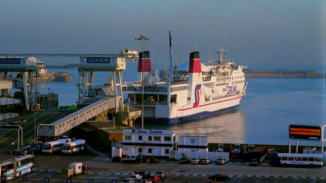 T/L, MS, HA, Stena Sealink渡轮停靠在港口，渡轮码头，英国多佛视频素材