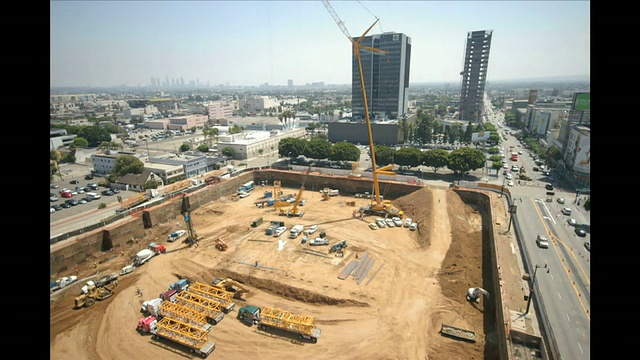高角度静态交通-快速通过一个繁忙的建筑工地/洛杉矶，加利福尼亚视频素材