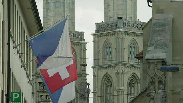 TU LS GrossmÃ¼nster church;前景的旗帜是苏黎世州(蓝白相间)和瑞士视频素材