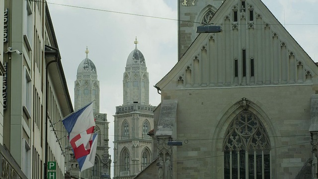 TU MS GrossmÃ¼nster教堂和圣彼得教堂(右);前景的旗帜是苏黎世州(蓝白相间)和瑞士视频素材