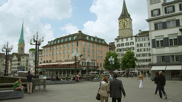 RathausbrÃ¼cke (Rathaus桥)，FraumÃ¼nster(左)和圣彼得教堂(右)位于苏黎世历史市中心视频素材