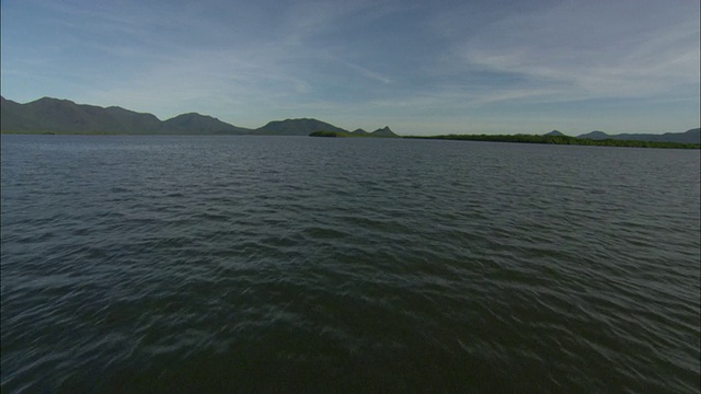 远射插入- Hinchinbrook岛的山脉从海洋中升起/ Hinchinbrook岛，澳大利亚视频素材