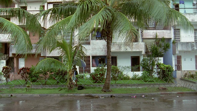 古巴哈瓦那，人们在雨中走在人行道上视频素材