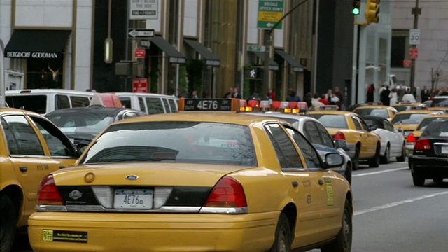 MS, PAN, Traffic on street，纽约，纽约，美国视频素材