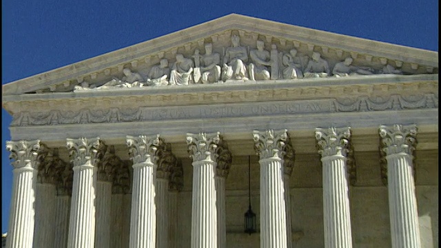 1996 WS ZI CU人们进入美国最高法院大楼下面的bas relief / Washington, DC, USA视频素材