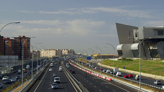 PAN Palacio de Ferias y Congresos(会议中心)和沿着马拉加市/马拉加的A7高速公路，安达卢西亚，西班牙视频素材