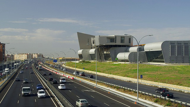 Palacio de Ferias y Congresos(会议中心)和沿西班牙安达卢西亚马拉加市/马拉加运行的A7高速公路视频素材