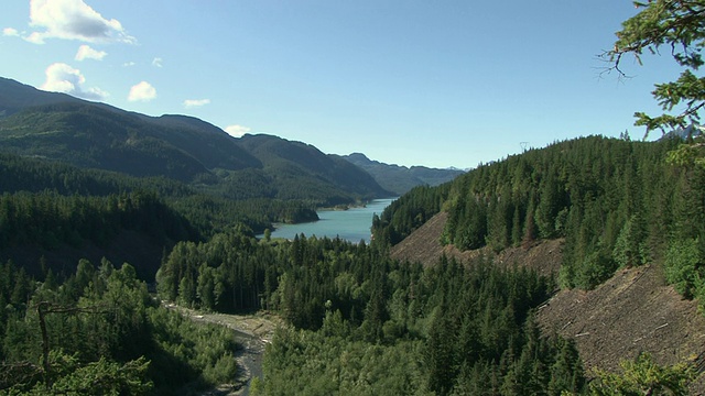 WS ZI ZO View of Valley with Lake / Squamish，加拿大不列颠哥伦比亚省视频素材