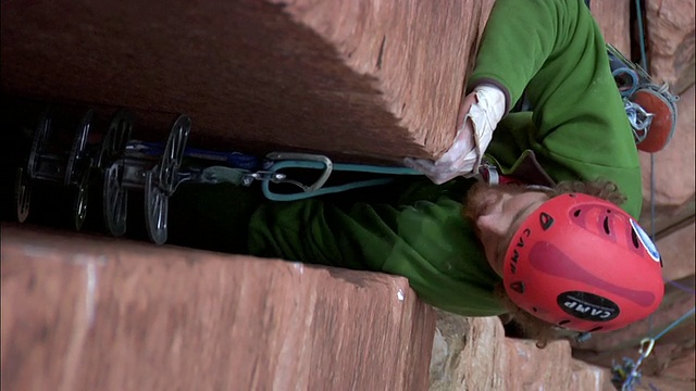 MS Climber在非常陡峭和宽的裂缝上努力增加几英寸/美国UT锡安视频素材