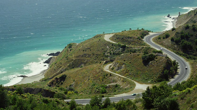 在西班牙安达卢西亚的Nerja附近的地中海沿岸蜿蜒的道路视频素材