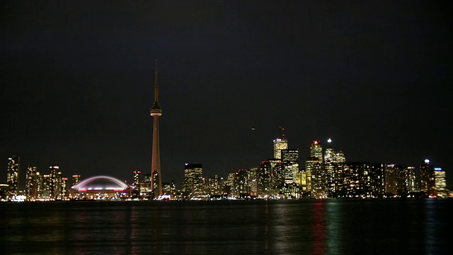 T/L, MS, Cityscape with CN Tower and Sky dome Stadium at night，多伦多，安大略省，加拿大视频素材