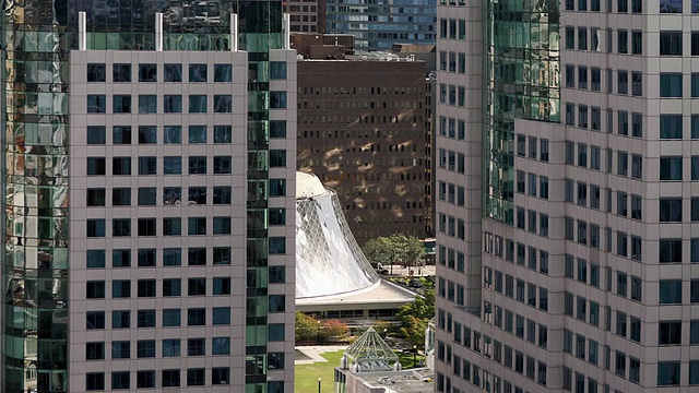 T/L, CU, HA，办公大楼和Roy Thomson Hall, Toronto, Ontario, Canada视频素材