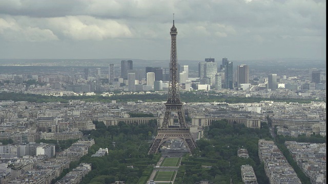 WS埃菲尔铁塔和拉德芳斯的巴黎摩天大楼背景/巴黎，_le-de-France，法国视频素材