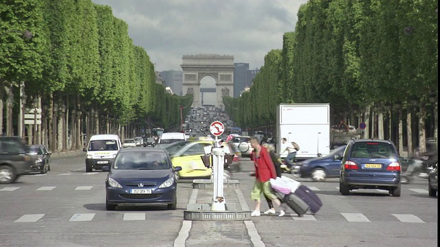 MS Traffic on Avenue des Champs-_lys©es with Arc de Triomphe in background /巴黎，_le-de-France，法国视频素材