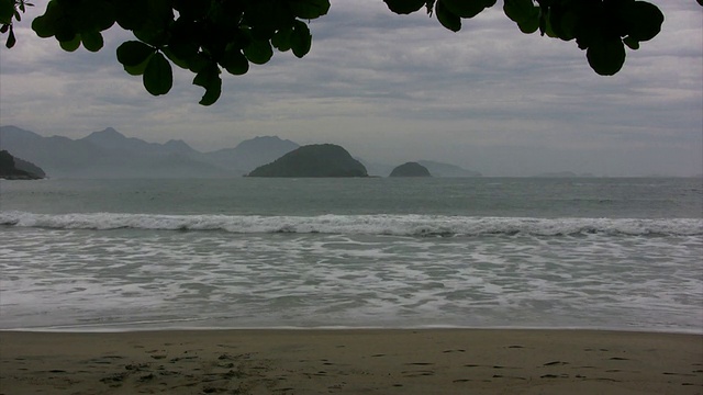 巴西孤独的海滩，海浪和云景，高清视频素材