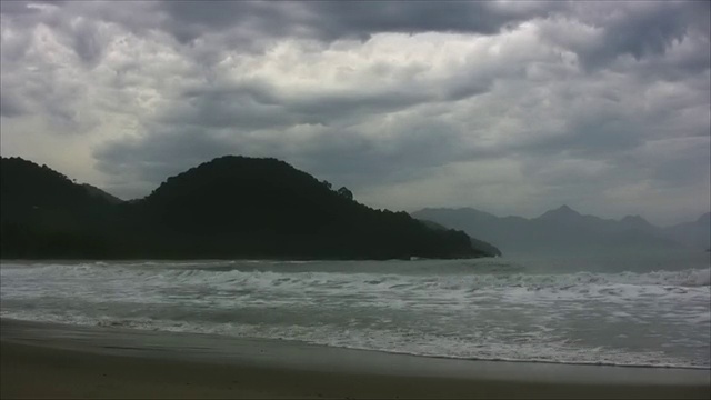 巴西孤独的海滩，海浪和云景，高清视频素材