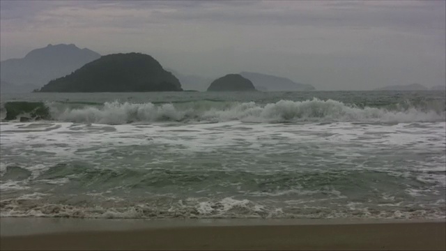 巴西孤独的海滩，海浪，水边，云景，高清视频素材