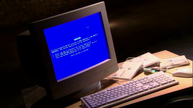 在黑暗的房间里，电脑屏幕上有Windows错误信息视频素材