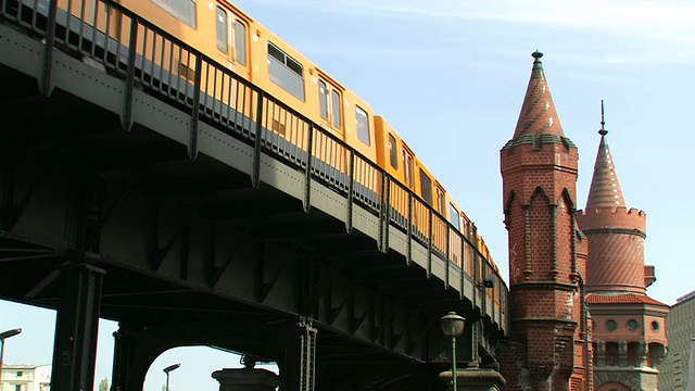 柏林的“Oberbaumbrücke”列车视频素材