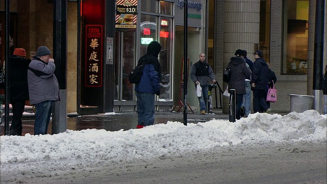 美国纽约，MS PAN TS Car在雪地里沿着街道行驶视频素材