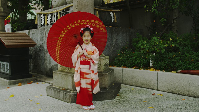 7岁的女孩穿着和服/东京，日本东京视频素材