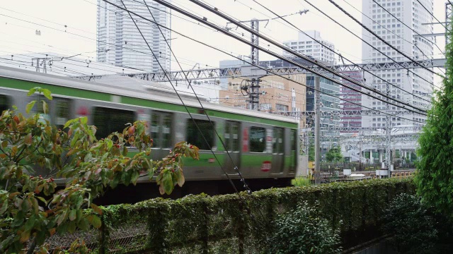 路过绿色山手线/东京，日本东京视频素材