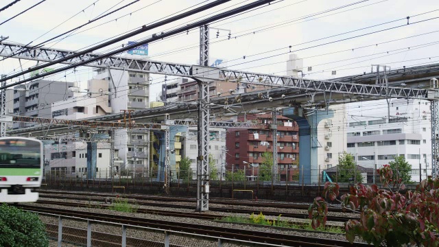 路过绿色山手线/东京，日本东京视频素材