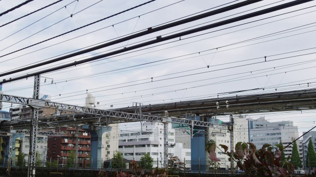 MS单轨铁路从东京到日本的子弹头列车的上方和下方经过视频素材