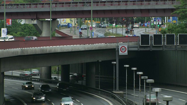 德国的高速公路-有很多汽车视频素材