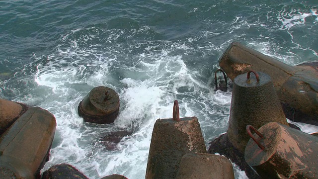 风浪和防波堤视频素材