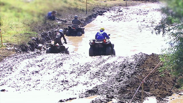 Quadbike在水中视频素材