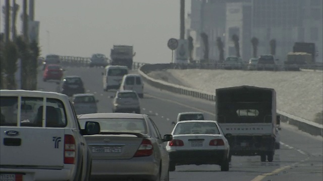 在巴林首都马纳巴市的高速公路上，汽车在弯道上行驶视频下载