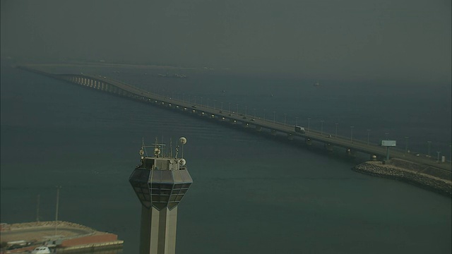 连接沙特阿拉伯/巴林的堤道鸟瞰图视频下载