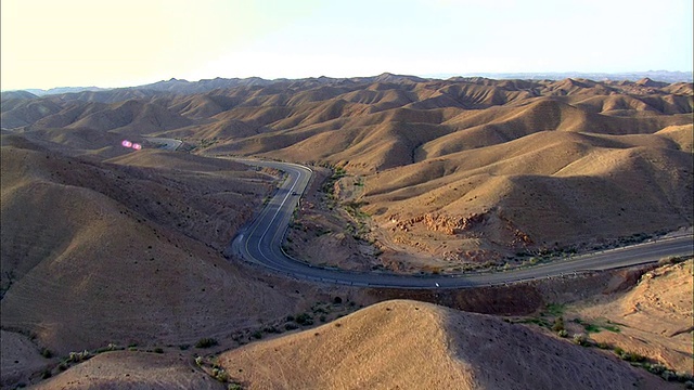 空中WS TS在沙漠/阿拉德的道路，苏尔恩朱迪亚沙漠，以色列视频素材