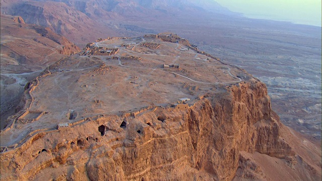 空中WS DS峡谷景观和废墟Metzad Zohar古代要塞/ soun Judea沙漠，以色列视频素材