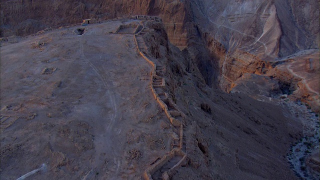 空中WS TS峡谷景观和废墟Metzad Zohar古代要塞/ soun Judea沙漠，以色列视频素材