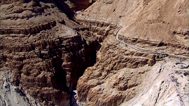 WS AERIAL ZI View of wadi in cliffs /朱迪亚沙漠，以色列视频素材