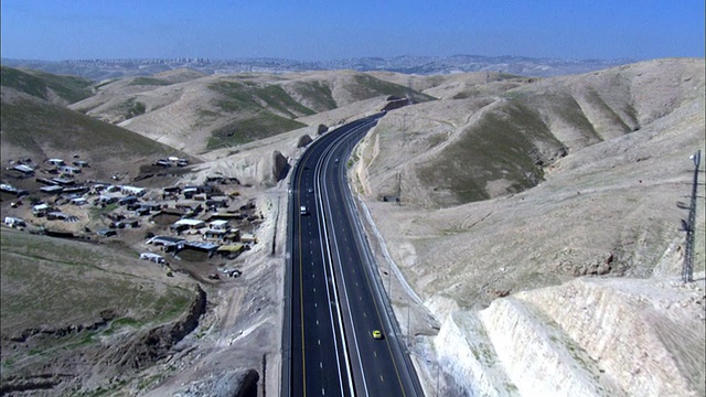 以色列诺恩朱迪亚沙漠山地公路上的沙漠的WS空中ZI视图视频素材